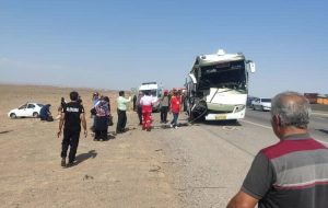 خروج اتوبوس از جاده در استان سمنان ۱۰ مصدوم داشت