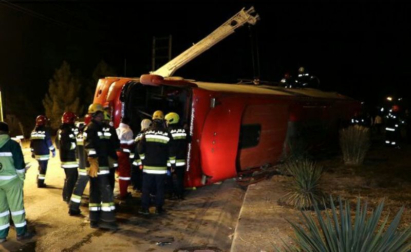 واژگونی اتوبوس مسافربری با ۹ کشته و ۱۳ مجروح در اصفهان