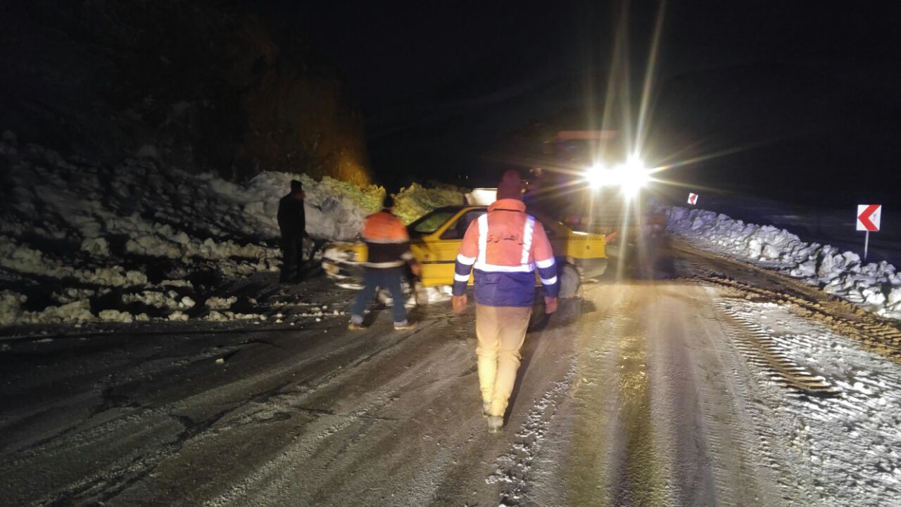امداد رسانی به ۱۶ خودرو گرفتار در برف در شب گذشته