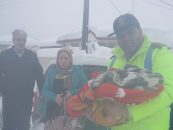 نجات جان مادر و کودک ۶ ماهه از برف و کولاک توسط پلیس