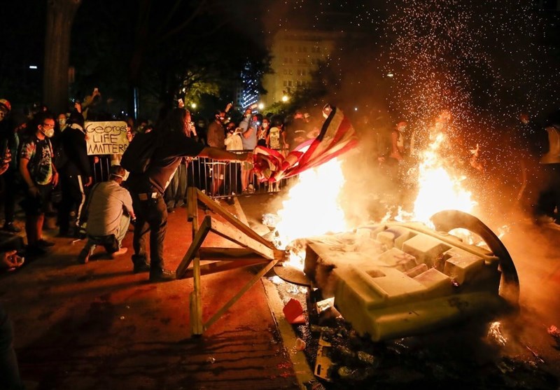 به آتش کشیده شدن دفتر پلیس پورتلند درپی اعتراضات مردم