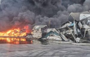 آتش نشانان  آملی در آتش سوزی واحد صنعتی دچار سوختگی شد