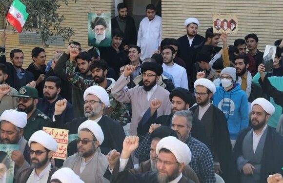 تجمع جمعی از طلاب سمنان در واکنش به هتک حرمت مقدسات