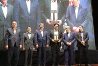 دریافت تندیس هشتمین کنفرانس نیروگاه‌های خورشیدی کشور