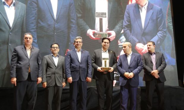 دریافت تندیس هشتمین کنفرانس نیروگاه‌های خورشیدی کشور
